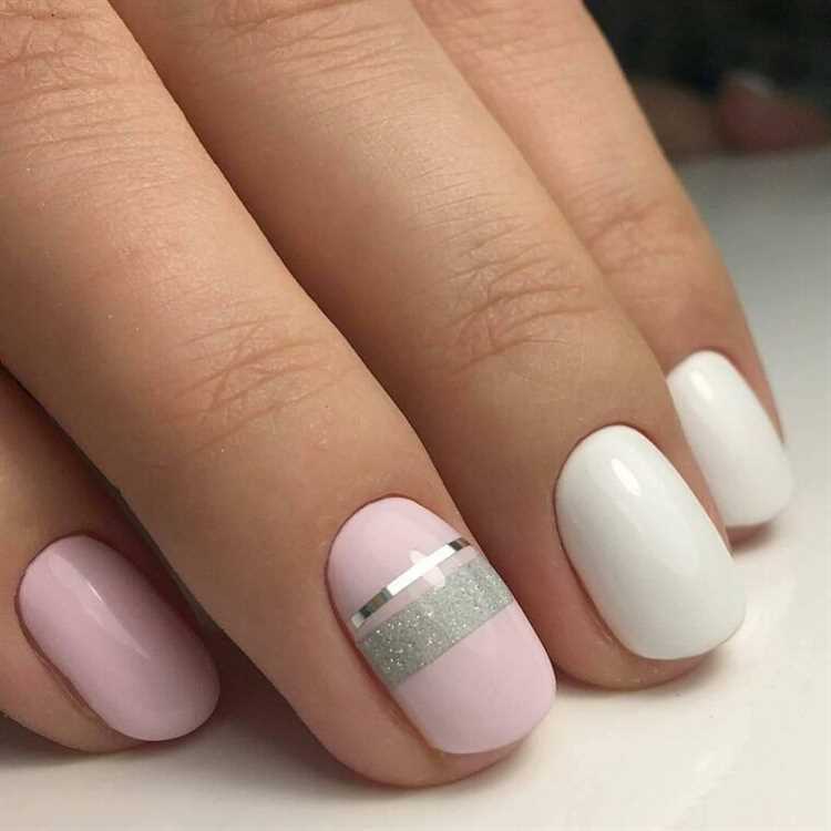 Дизайн ногтей на круглых ногтях с акцентом на лунку