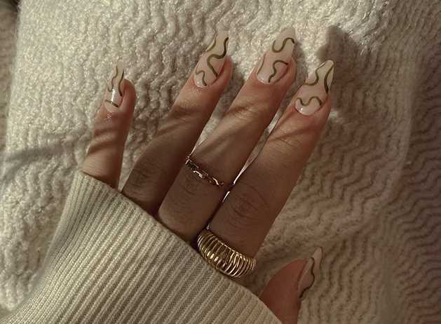 Френч маникюр на длинных ногтях: утонченность и красота в каждом движении.