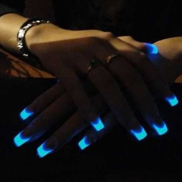 Игра света на ногтях: впечатляющие дизайны с использованием светящихся лаков